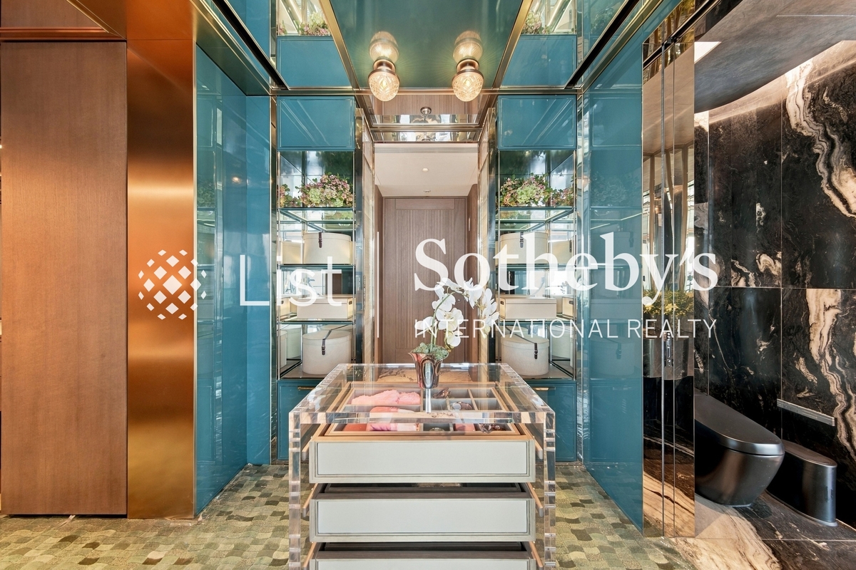 The Legacy 天御 | Dressing Area in Master Bedroom 