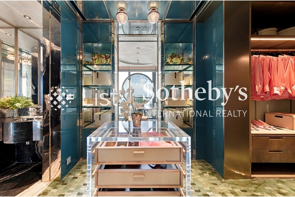 The Legacy 天御 | Dressing Area in Master Bedroom 
