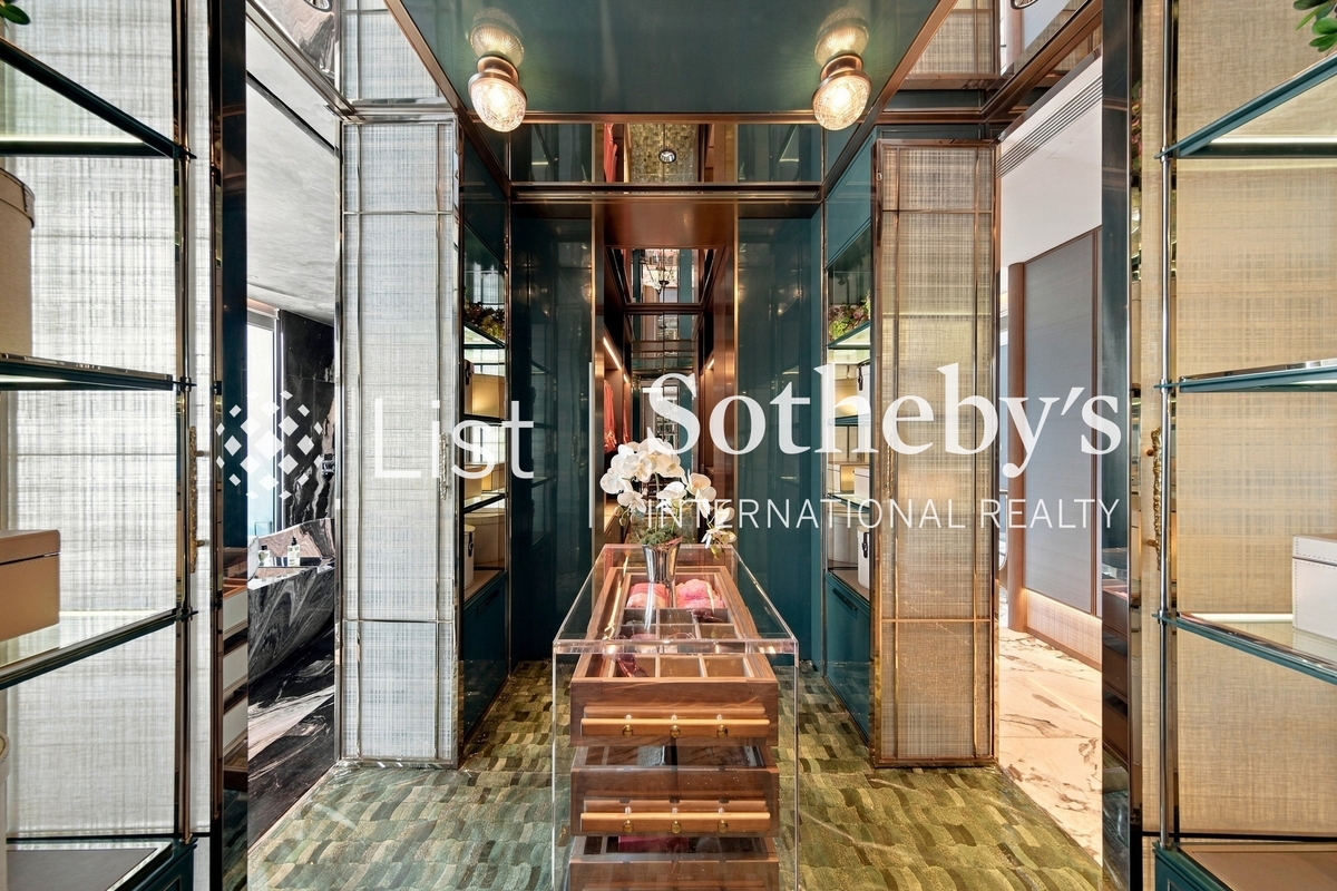 The Legacy 天御 | Dressing Area in Master Bedroom 