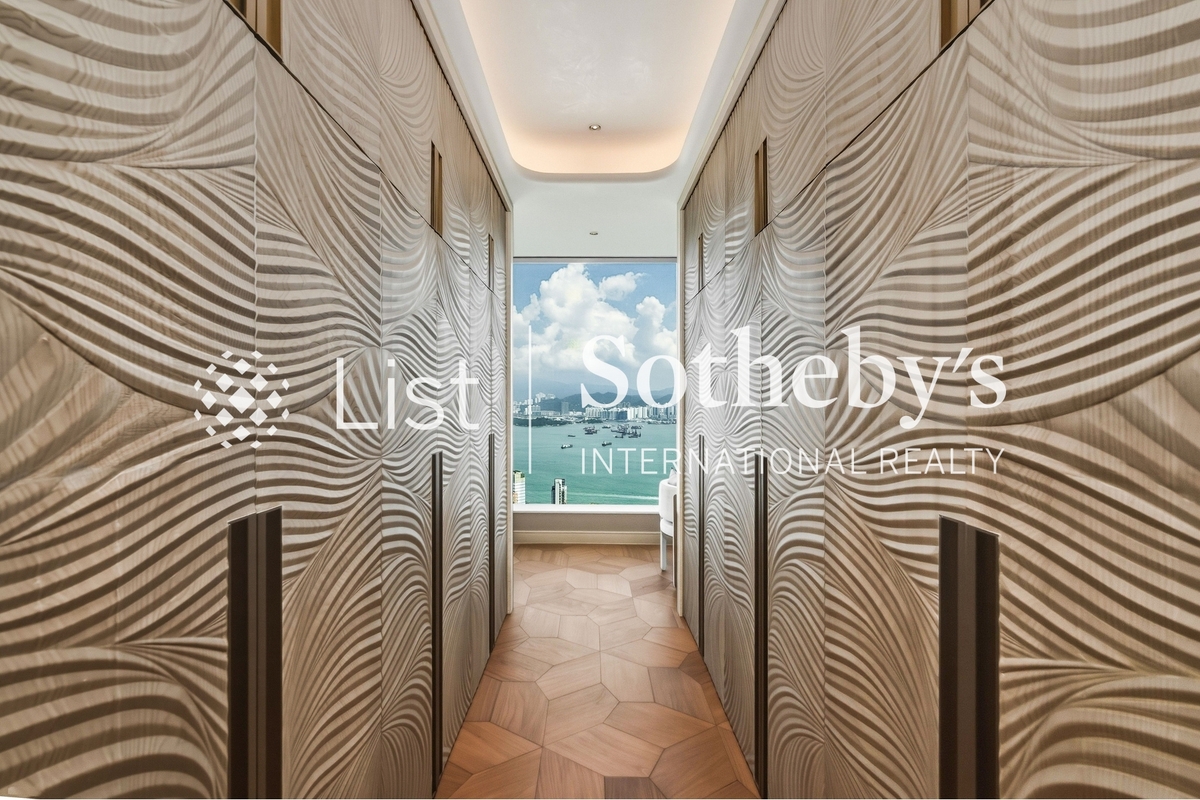 The Legacy 天御 | Dressing Area in Master Bedroom 