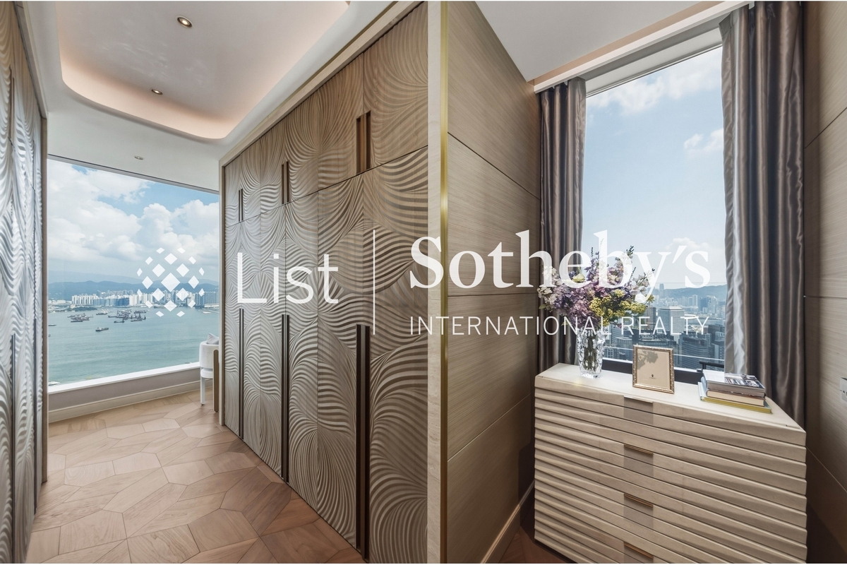 The Legacy 天御 | Dressing Area in Master Bedroom 