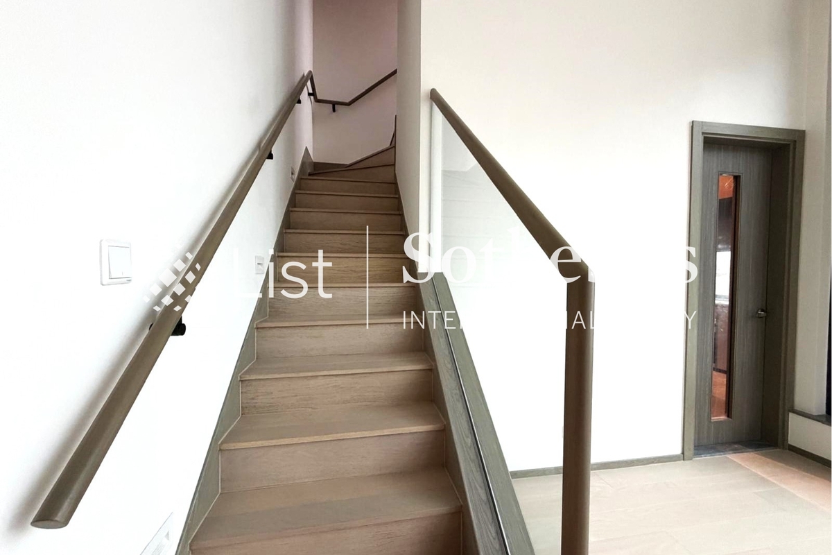 The Hilltop 寓成峰 | Internal Staircase