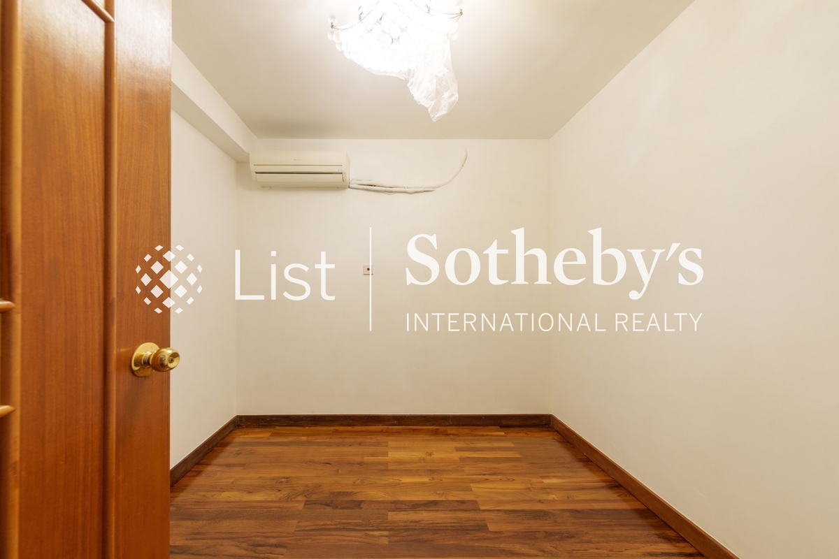 La Salle Place 丽珊园 | Walk-in Closet in Master Bedroom 