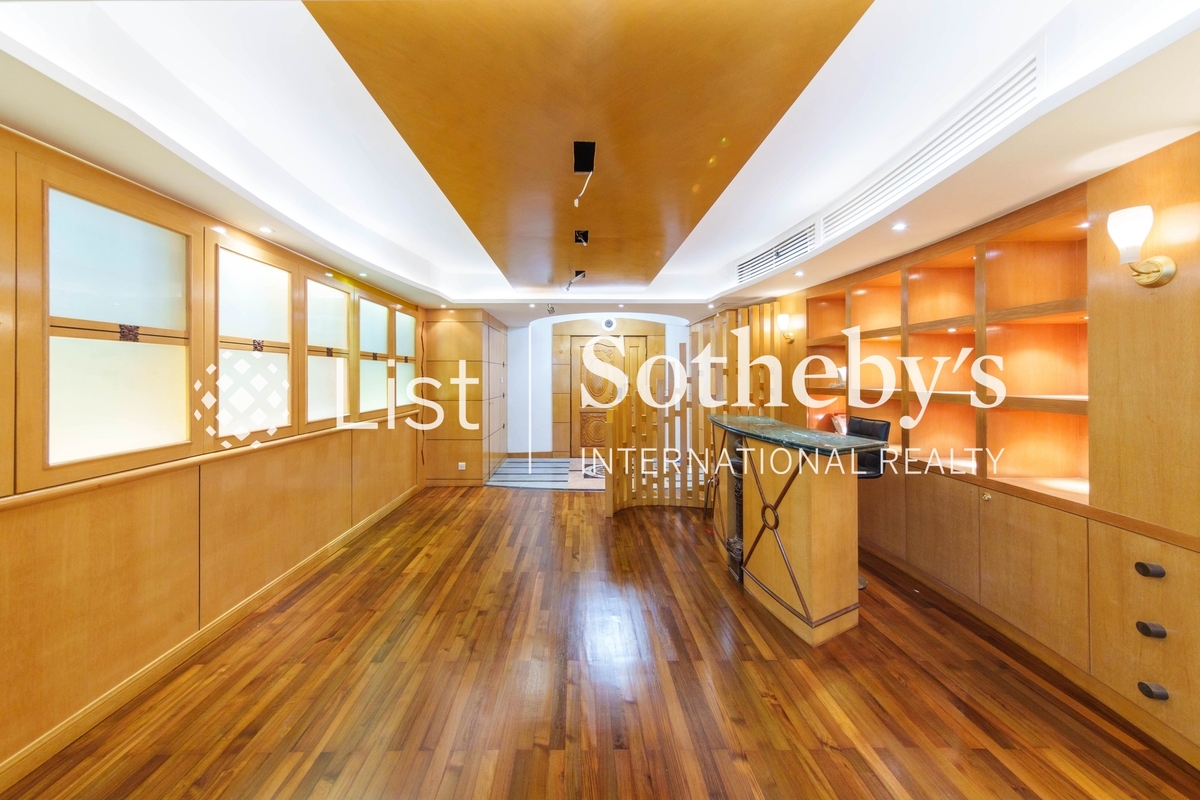 La Salle Place 丽珊园 | Entrance with Bar corner