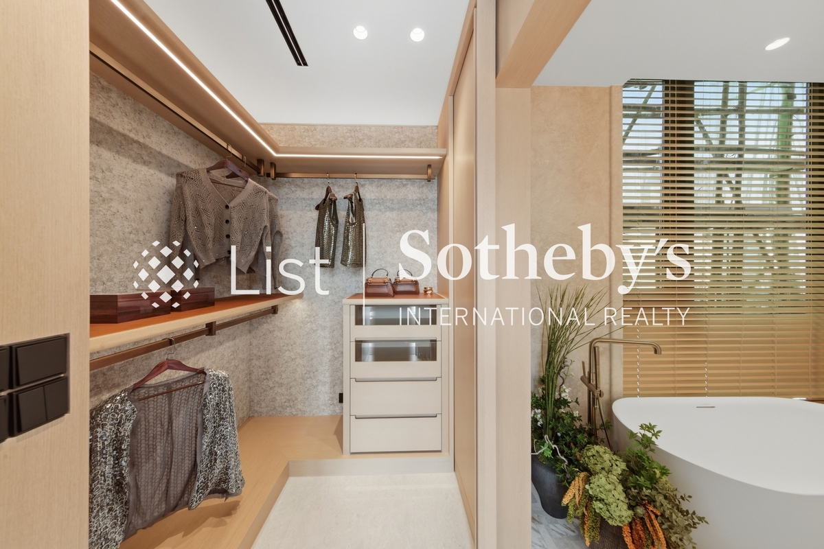 Central Residence by The Park 雅盈峰 | Walk-in Closet in Master Bedroom 
